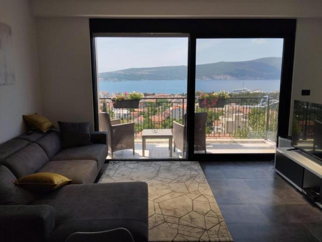 Luxurious one-bedroom apartment of 45m2 with pool in Tivat