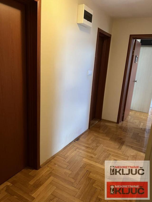 SOCIJALNO, 89m2, Četvorosoban-Duplex, Namešten, Parking