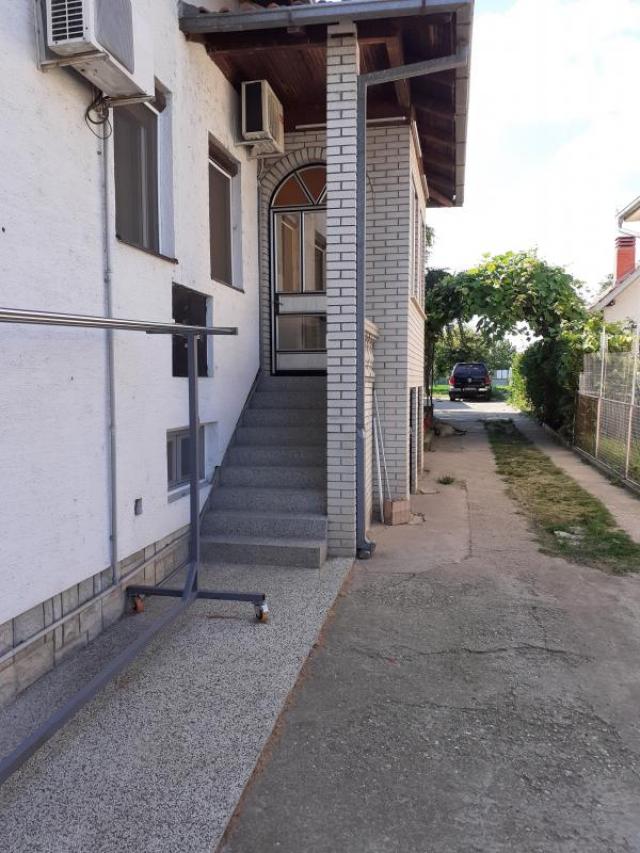 Surcin, kuća-ranč sa velikim potencijalima , 404 m2 , 2 garaze-36m2,  plac 11, 7 ari