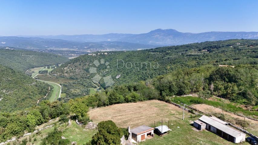  NOVOGRADNJA, KUĆA SA BAZENOM NA OSAMI, okolica Labina