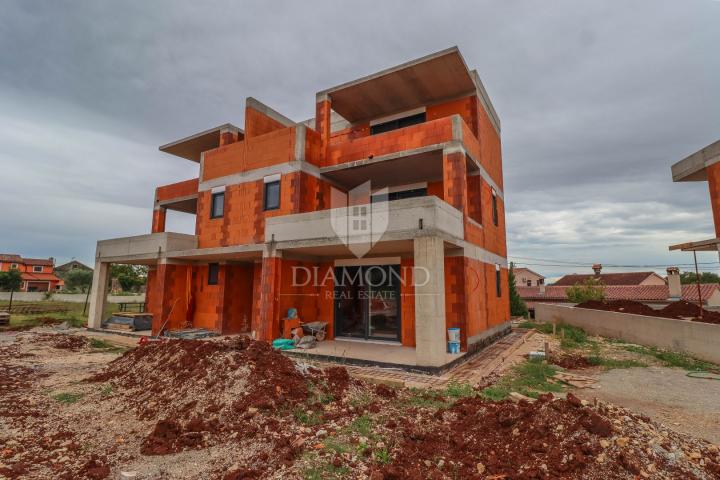 Poreč, Umgebung, zweistöckige Wohnung mit drei Schlafzimmern mit Meerblick!