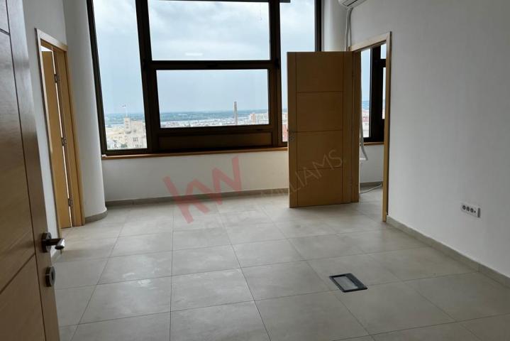 
				Strogi centar, Trg Republike, renoviran poslovni prostor sa izuzetnim pogledom, 170m2
			