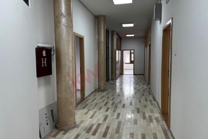 
				Strogi centar, Trg Republike, renoviran poslovni prostor sa izuzetnim pogledom, 170m2
			