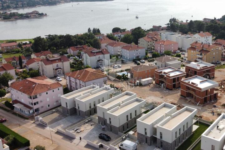 Novigrad, Umgebung! Moderne Wohnung 300 m vom Meer entfernt!