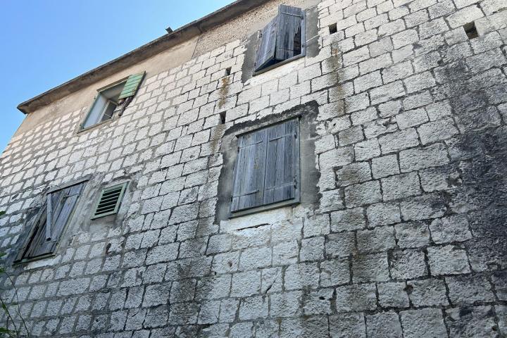 Trogir, Okrug Gornji, stara kuća u nizu površine 150 m2