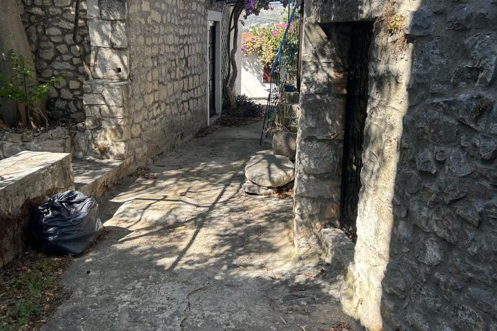 Trogir, Okrug Gornji, stara kuća u nizu površine 150 m2