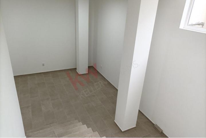 
				Lokal u novijoj zgradi, izlog, dva nivoa, 111m2
			