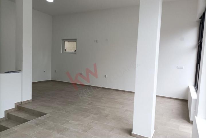 
				Lokal u novijoj zgradi, izlog, dva nivoa, 111m2
			