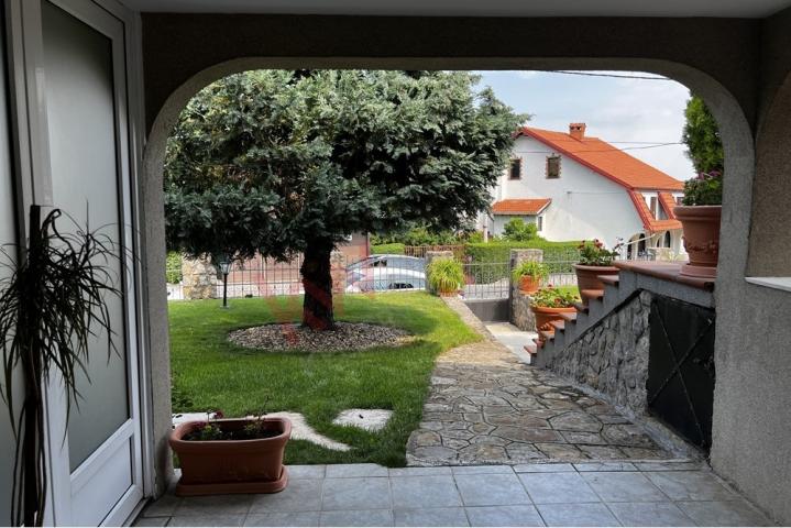 
				Kuća, Bulevar JNA, izuzetno održavana, sa letnjikovcem, 450m2, na 8, 8 ari placa
			