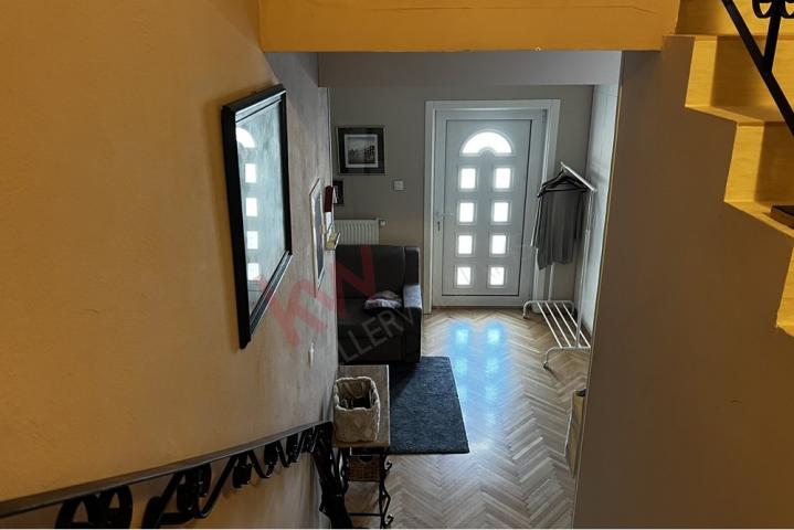 
				Kuća, Bulevar JNA, izuzetno održavana, sa letnjikovcem, 450m2, na 8, 8 ari placa
			