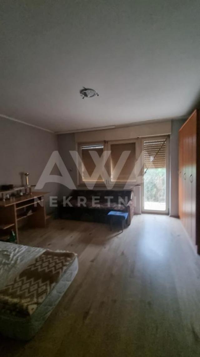 Spratna 4. 0 sobe kuća, plac 486m2