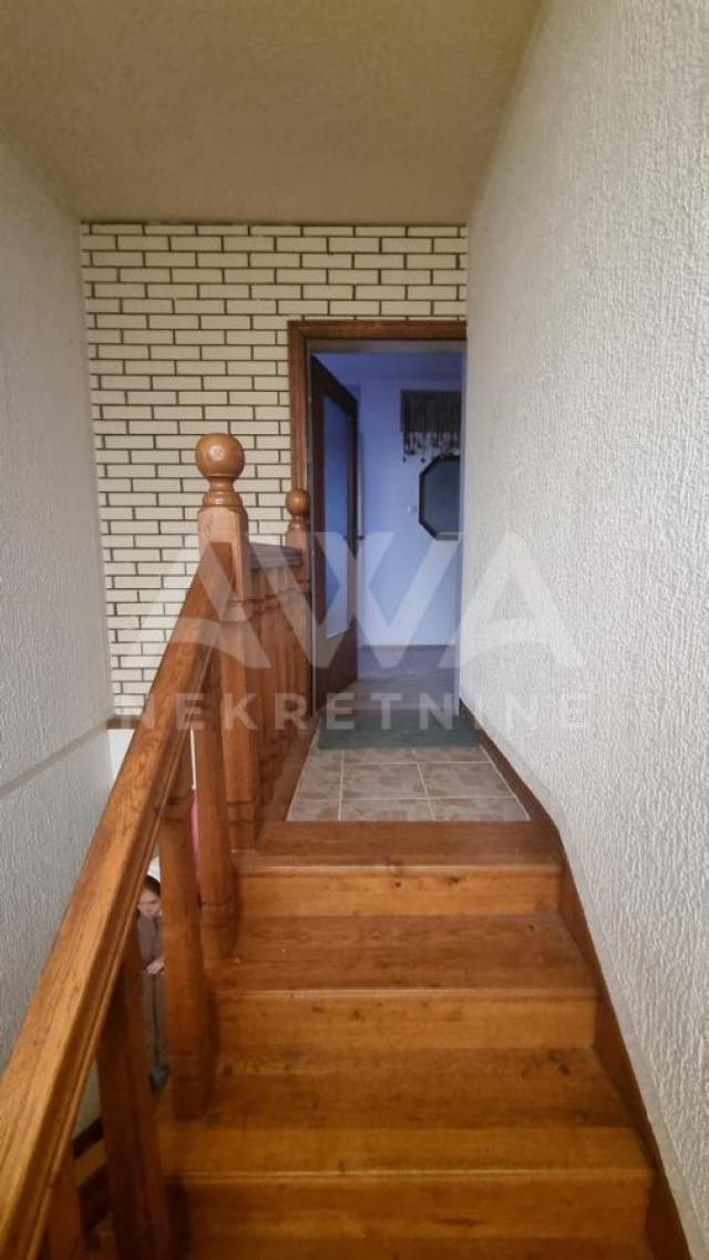 Spratna 4. 0 sobe kuća, plac 486m2