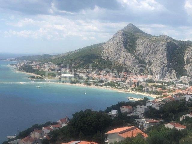 Omiš, zemljište 616 m2 sa građevinskom dozvolom