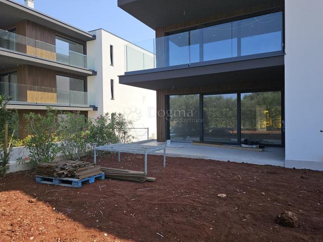 High-quality new building with garden, 10 minutes from the sea