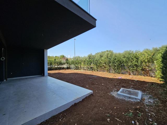 High-quality new building with garden, 10 minutes from the sea