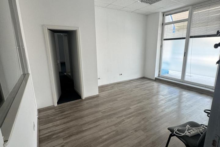 Split, odličan ured na frekventnoj lokaciji (104 m2)