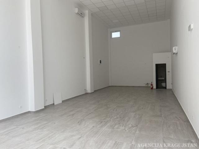 Izdavanje, Lokal, 82. 00m2 , Centar