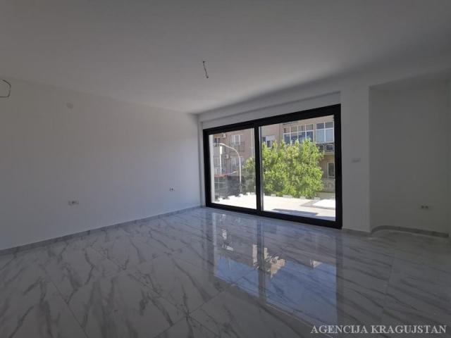 Izdavanje, Stan, 160. 00m2 , Centar