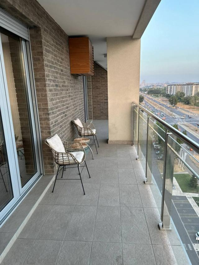 Izdajemo dvosoban stan sa garažom, 72m2, Novi Beograd, A Blok