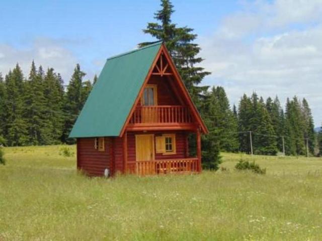 Cottage for sale in Žabljak of 35 m2 on a plot of 400 m2, with a beautiful view of Durmitor