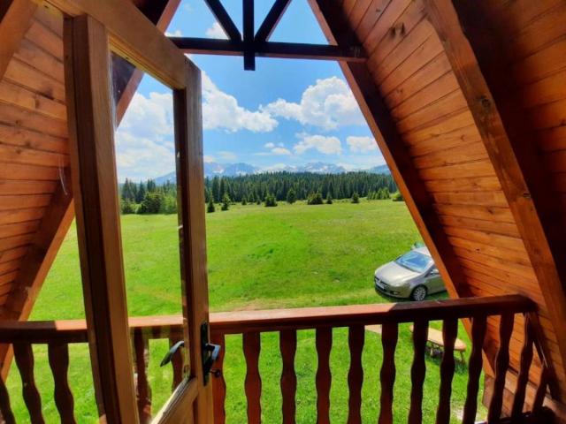 Cottage for sale in Žabljak of 35 m2 on a plot of 400 m2, with a beautiful view of Durmitor