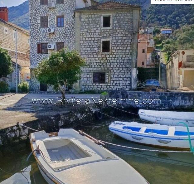 Na prodaju studio apartman u prvom redu uz more Prcanj Kotor