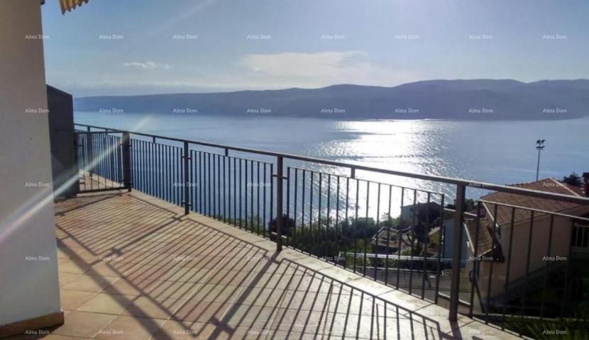 Kuća Prodaje se kuća sa apartmanima u vrlo mirnom mjestu s panoramskim pogledom na more, Rabac