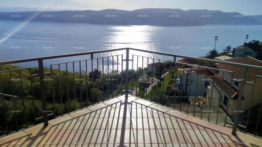 Kuća Prodaje se kuća sa apartmanima u vrlo mirnom mjestu s panoramskim pogledom na more, Rabac