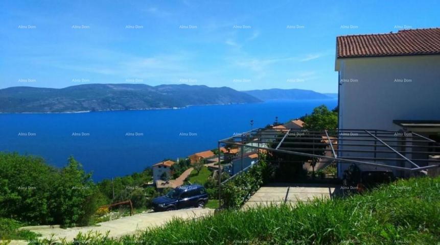 Kuća Prodaje se kuća sa apartmanima u vrlo mirnom mjestu s panoramskim pogledom na more, Rabac