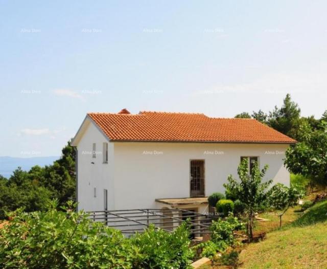 Kuća Prodaje se kuća sa apartmanima u vrlo mirnom mjestu s panoramskim pogledom na more, Rabac