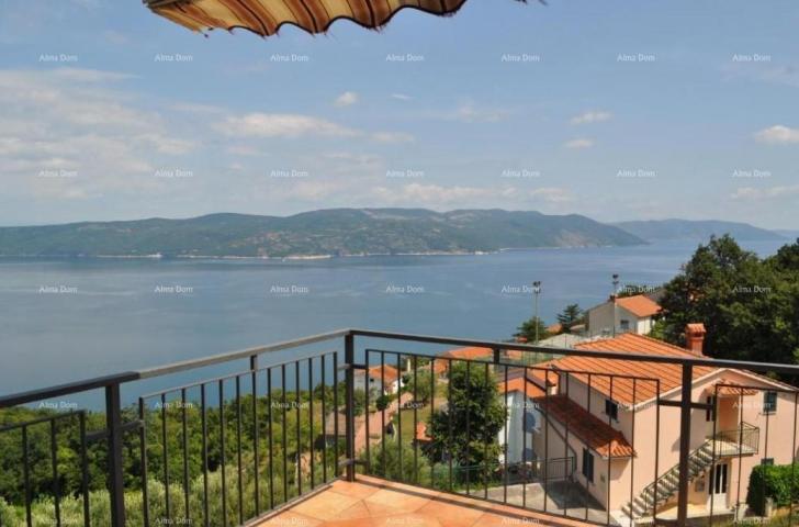 Kuća Prodaje se kuća sa apartmanima u vrlo mirnom mjestu s panoramskim pogledom na more, Rabac