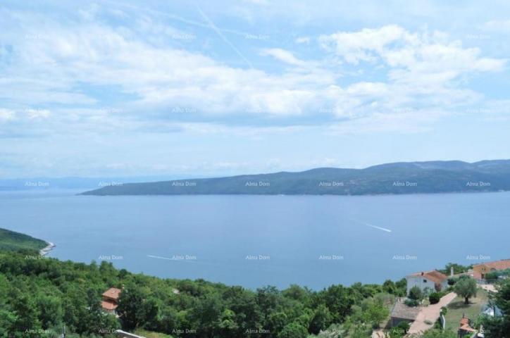 Kuća Prodaje se kuća sa apartmanima u vrlo mirnom mjestu s panoramskim pogledom na more, Rabac