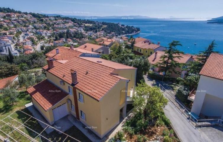 Haus An einem sehr ruhigen Ort mit Blick auf das Meer, Rabac, steht ein Haus mit drei Wohnungen zum 