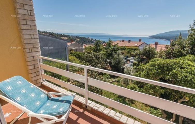 Haus An einem sehr ruhigen Ort mit Blick auf das Meer, Rabac, steht ein Haus mit drei Wohnungen zum 