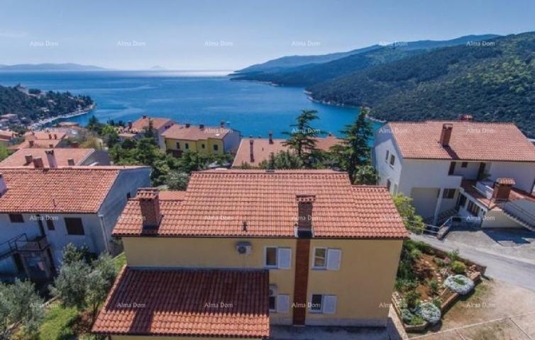 Haus An einem sehr ruhigen Ort mit Blick auf das Meer, Rabac, steht ein Haus mit drei Wohnungen zum 