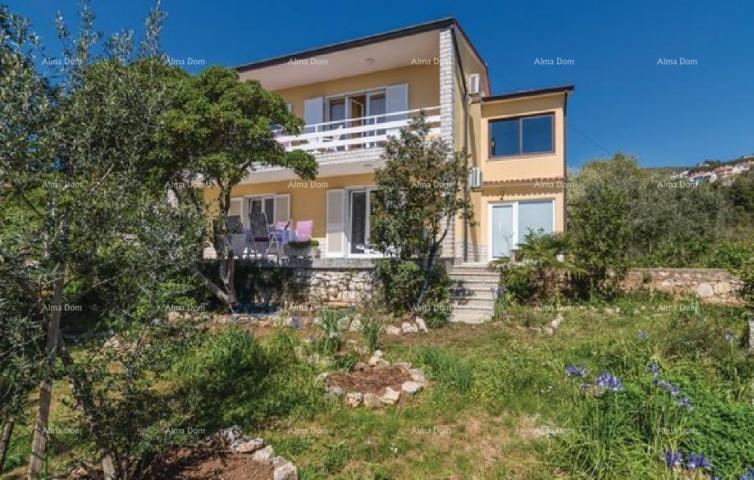 Haus An einem sehr ruhigen Ort mit Blick auf das Meer, Rabac, steht ein Haus mit drei Wohnungen zum 