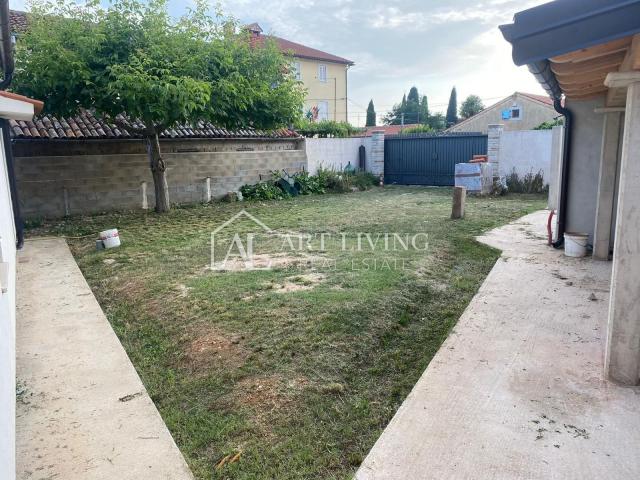 Istrien, Poreč, Umgebung – charmantes Haus im istrischen Stil, nur 1500 Meter vom Meer entfernt