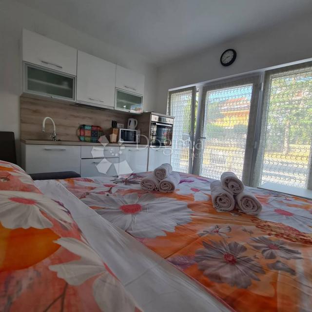 Dramalj, apartmanska kuća 200 m od mora