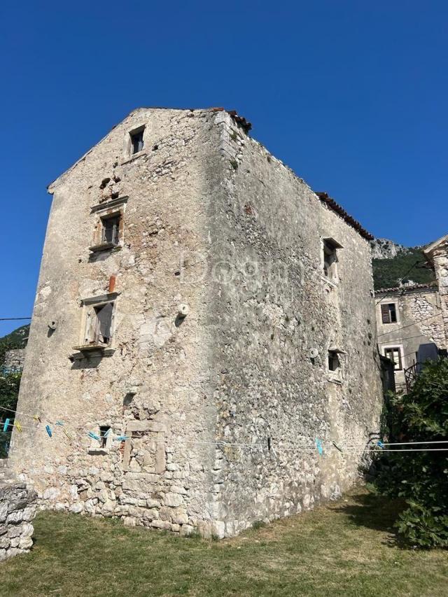 RIJETKOST U PONUDI!!! SAMOSTOJEĆA KUĆA SA POGLEDOM NA MORE U STAROGRADSKOJ JEZGRI