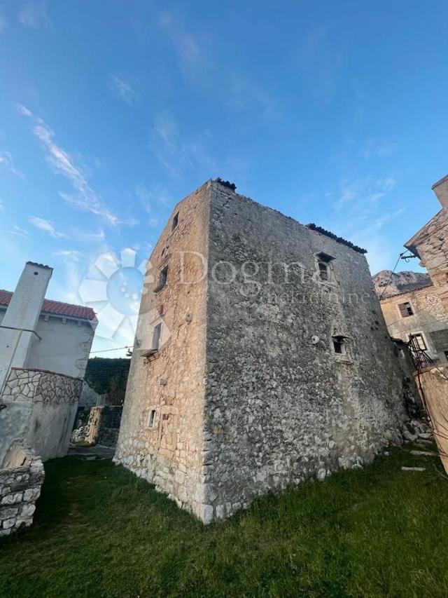 RIJETKOST U PONUDI!!! SAMOSTOJEĆA KUĆA SA POGLEDOM NA MORE U STAROGRADSKOJ JEZGRI