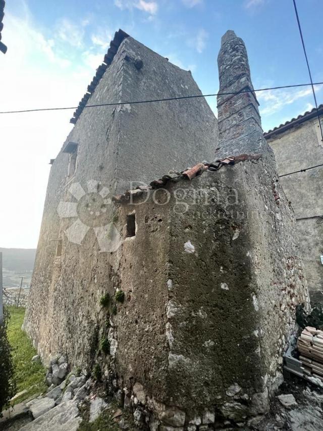 RIJETKOST U PONUDI!!! SAMOSTOJEĆA KUĆA SA POGLEDOM NA MORE U STAROGRADSKOJ JEZGRI