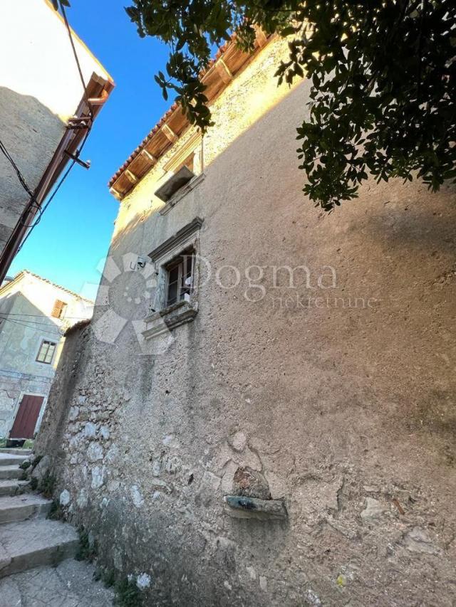 RIJETKOST U PONUDI!!! SAMOSTOJEĆA KUĆA SA POGLEDOM NA MORE U STAROGRADSKOJ JEZGRI