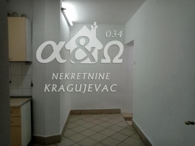 Renoviran lokal površine 36m2, u prizemlju,  sa izlogom do ulice, u Centru grada