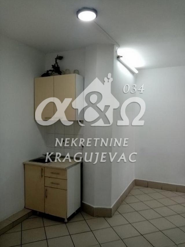 Renoviran lokal površine 36m2, u prizemlju,  sa izlogom do ulice, u Centru grada