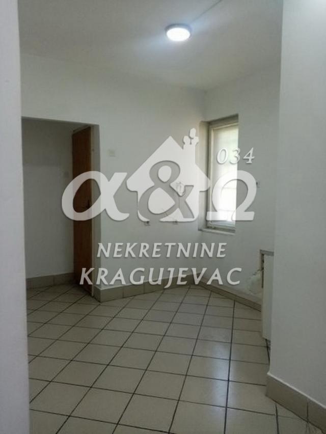 Renoviran lokal površine 36m2, u prizemlju,  sa izlogom do ulice, u Centru grada