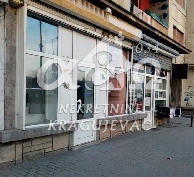 Renoviran lokal površine 36m2, u prizemlju,  sa izlogom do ulice, u Centru grada