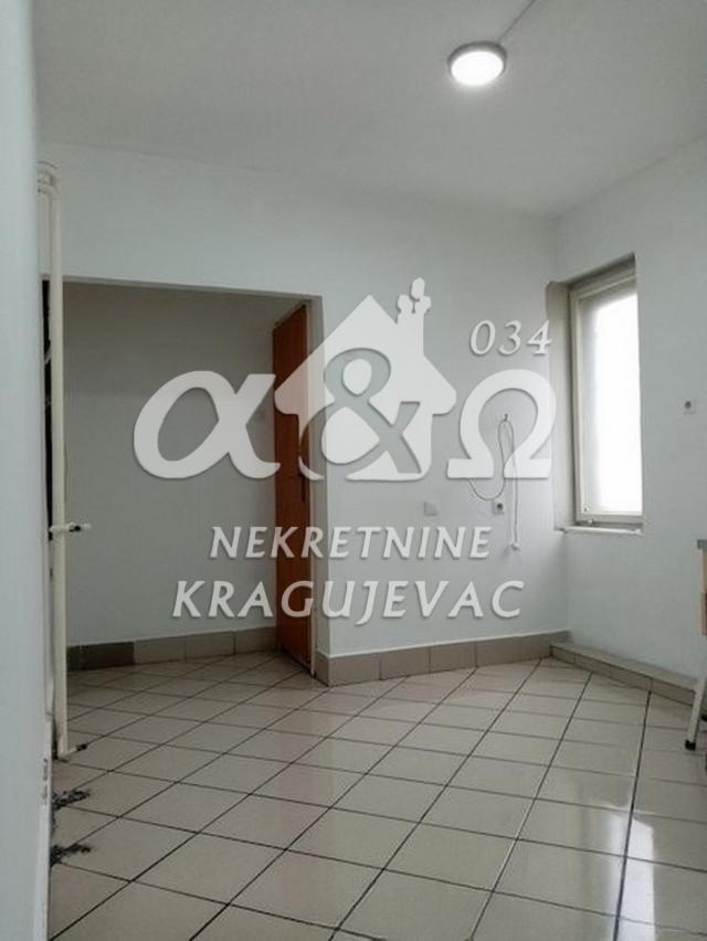 Renoviran lokal površine 36m2, u prizemlju,  sa izlogom do ulice, u Centru grada