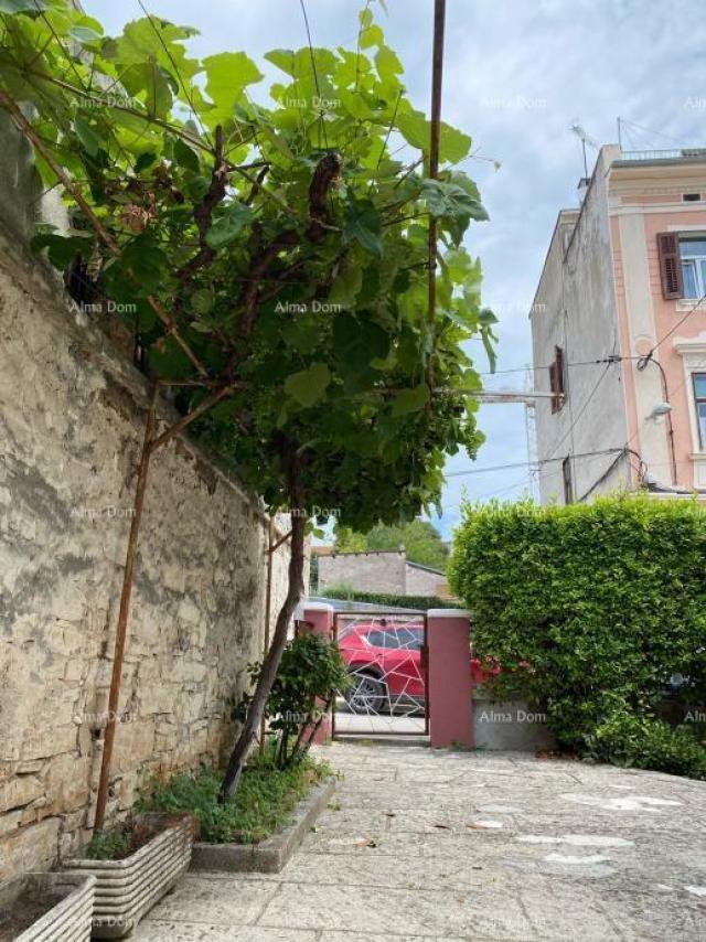 Haus Pula! Die Hälfte des Hauses mit einer Garage und einem Garten in der Mitte