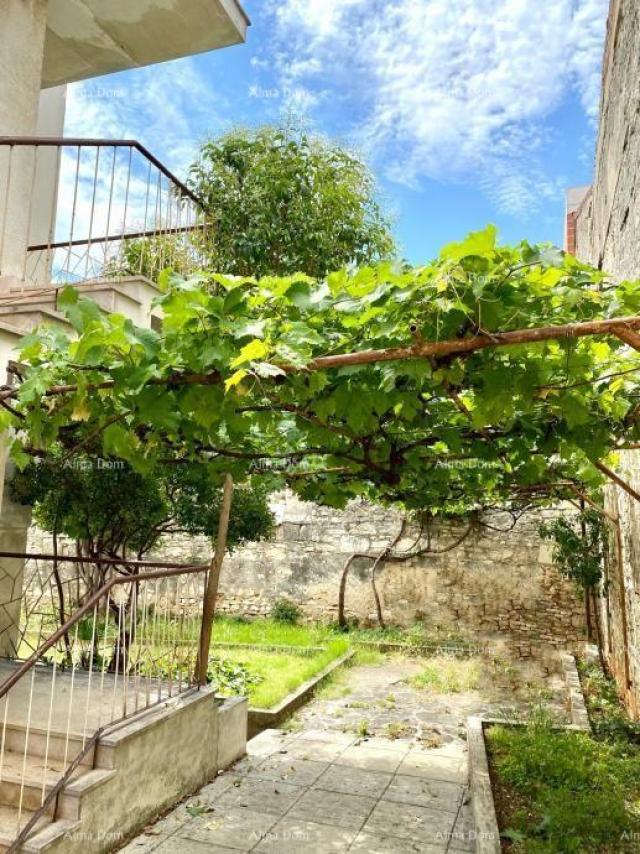 Haus Pula! Die Hälfte des Hauses mit einer Garage und einem Garten in der Mitte