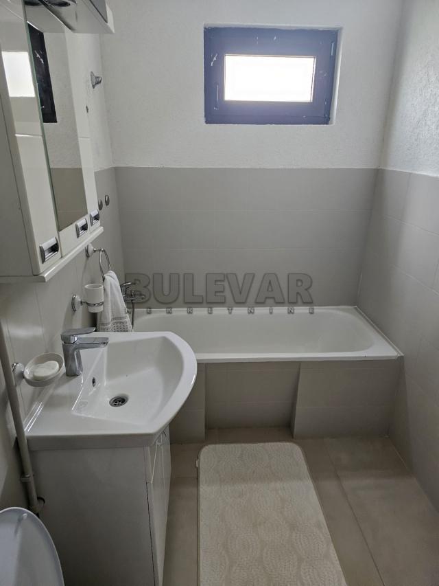 Izdavanje, lux  stan - apartman u   Kragujevcu, naselje Šumarice – površina 132 m2